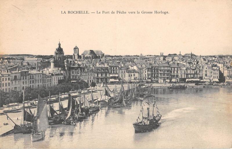Carte postale ancienne La Rochelle -  Le Port De Peche Vers La Grosse Horloge à La Rochelle
