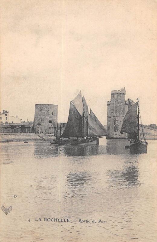 Carte postale ancienne La Rochelle - Sortie Du Port à La Rochelle