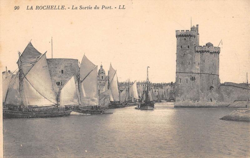 Carte postale ancienne La Rochelle - La Sortie Du Port à La Rochelle