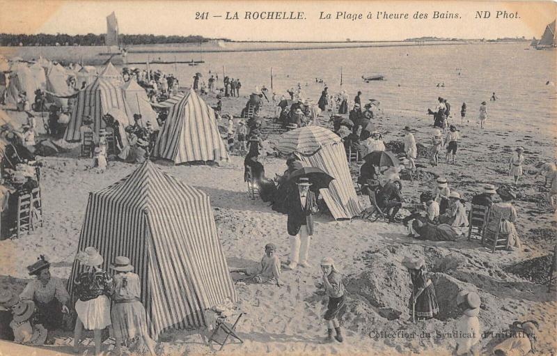 Carte postale ancienne La Rochelle - La Plage A L'Heure Des Bains à La Rochelle