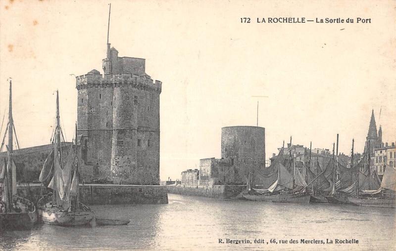 Carte postale ancienne La Rochelle - La Sortie Du Port à La Rochelle