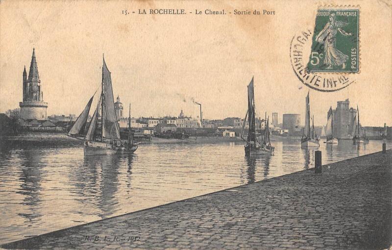 Carte postale ancienne La Rochelle - Le Chenal - Sortie Du Port à La Rochelle