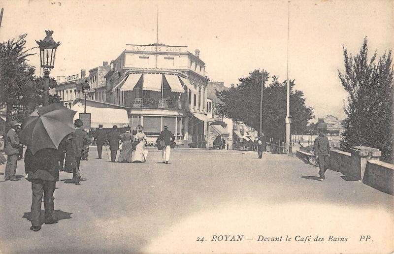 Carte postale ancienne Royan - Devant Le Cafe Des Bains à Royan