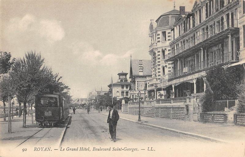 Carte postale ancienne Royan - Le Grand Hotel - Boulevard Saint Georges - Train à Royan