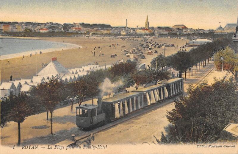 Carte postale ancienne Royan - La Plage - Vue Prise Du Family Hotel - Train à Royan