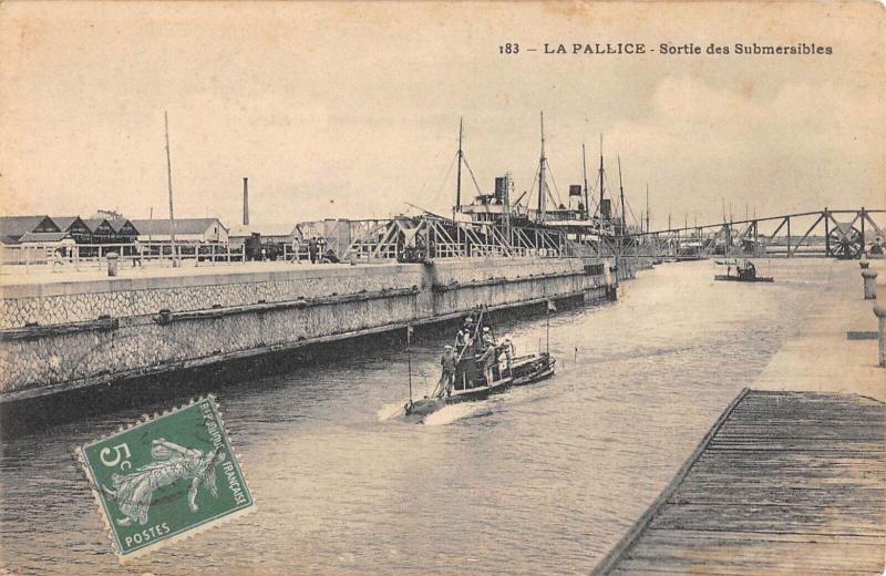 Carte postale ancienne La Pallice - Sortie Des Submersibles