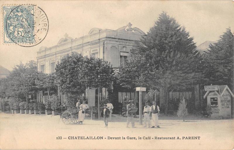 Carte postale ancienne Chatealaillon - Devant La Gare - Le Cafe - Restaurant A.parent