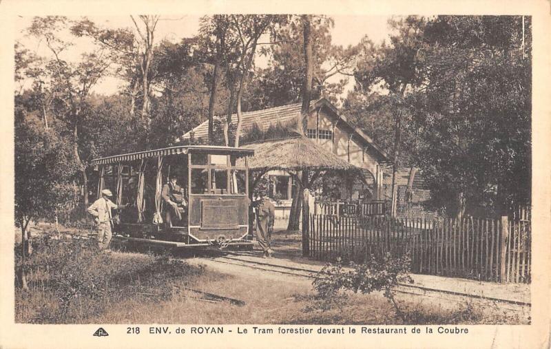 Carte postale ancienne Environs De Royan - Le Tram Forestier Devant Le Restaurant De La Coubre à Royan