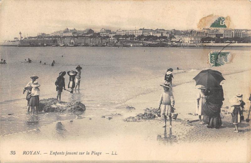 Carte postale ancienne Royan - Enfants Jouant Sur La Plage à Royan