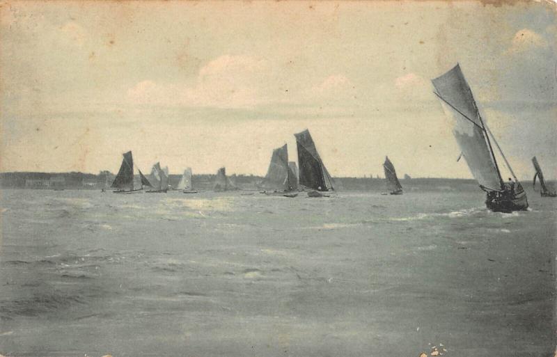 Carte postale ancienne La Rochelle - Mouvement De Barques De Peche A L'Heure De La Maree à La Rochelle