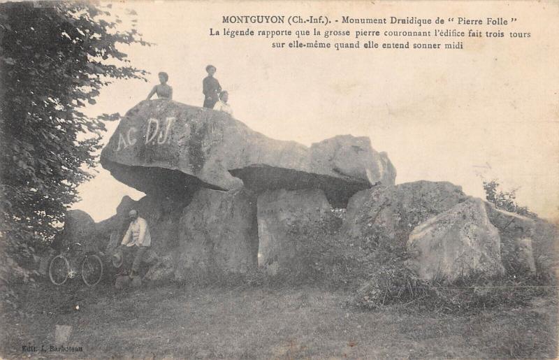 Carte postale ancienne Montguyon - Monument Druidique De Pierre Folle à Montguyon