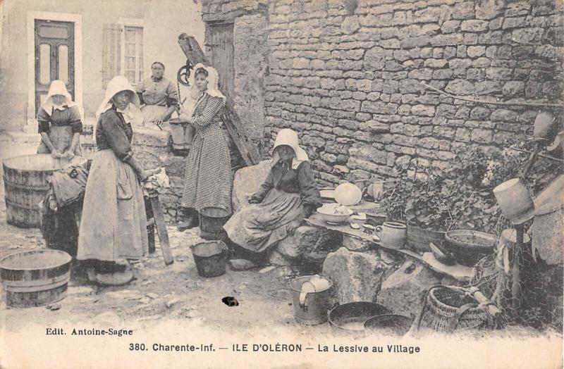 Carte postale ancienne Ile D'Oleron - La Lessive Au Village