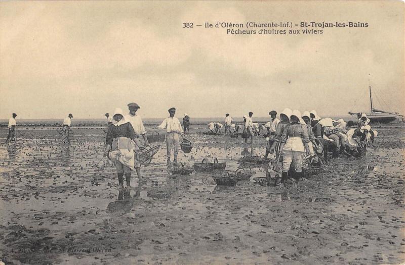 Carte postale ancienne Ile D'Oleron - Saint Trojan Les Bains - Pecheurs D'Huitres Aux Viviers à Saint-Trojan-les-Bains