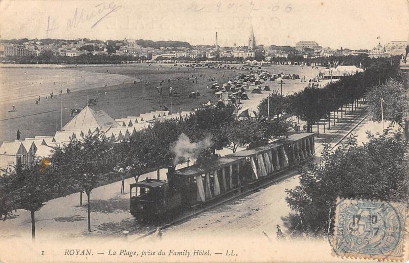 Carte postale ancienne Royan - La Plage - Vue Prise Du Family Hotel - Train à Royan