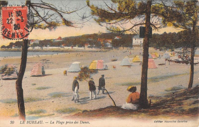 Carte postale ancienne Le Bureau - La Plage Prise Des Dunes