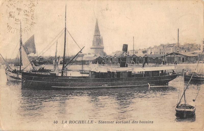 Carte postale ancienne La Rochelle - Steamer Sortant Des Bassins à La Rochelle
