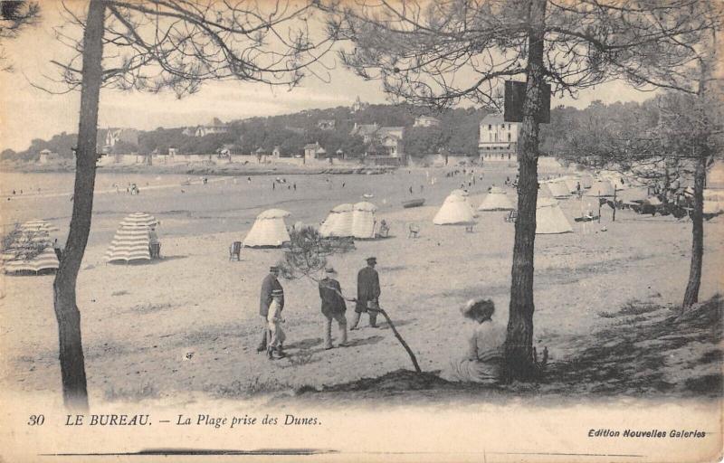 Carte postale ancienne Le Bureau - La Plage Prise Des Dunes