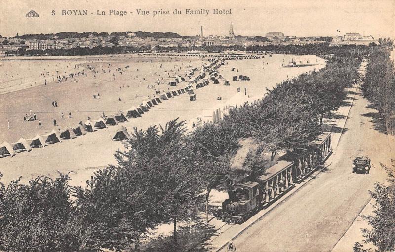 Carte postale ancienne Royan - La Plage - Vue Prise Du Family Hotel - Train à Royan