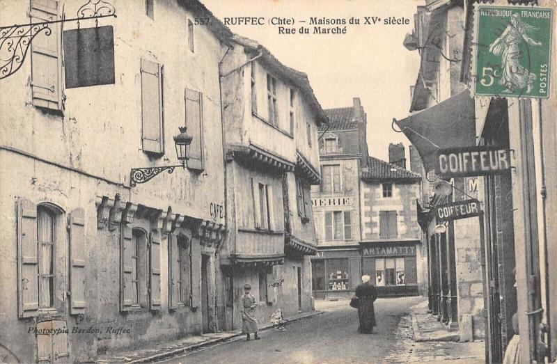 Carte postale ancienne Ruffec - Rue Du Marche à Ruffec