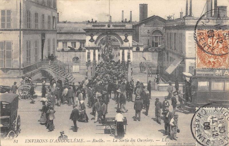 Carte postale ancienne Ruelle - La Sortie Des Ouvriers