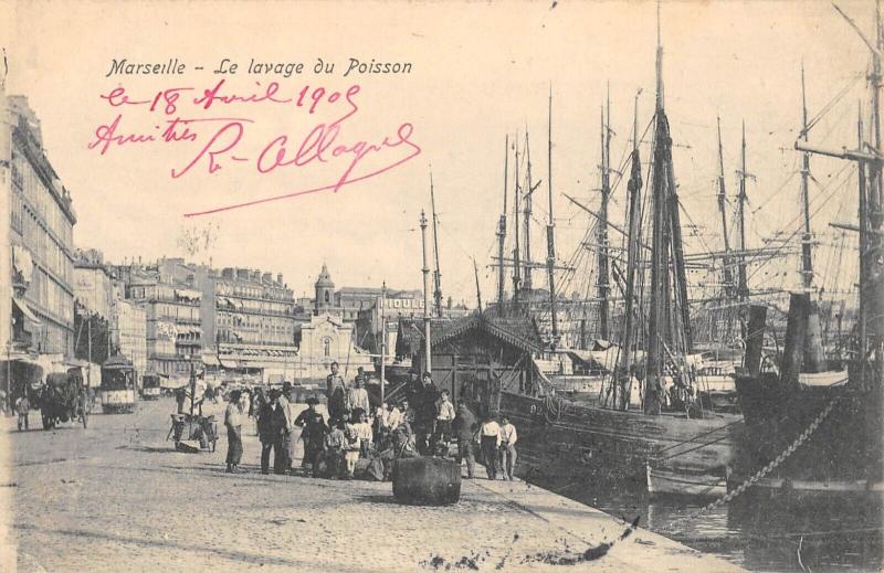 Carte postale ancienne Marseille - Le Lavage Du Poisson à Marseille