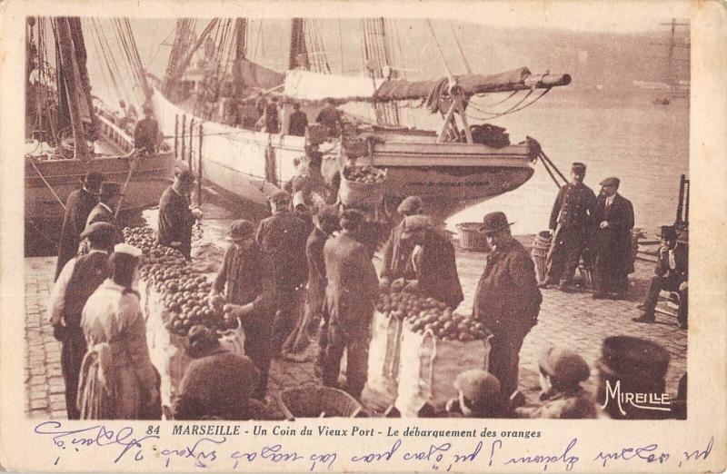 Carte postale ancienne Marseille - Un Coin Du Vieux Port - Le Debarquement Des Oranges à Marseille