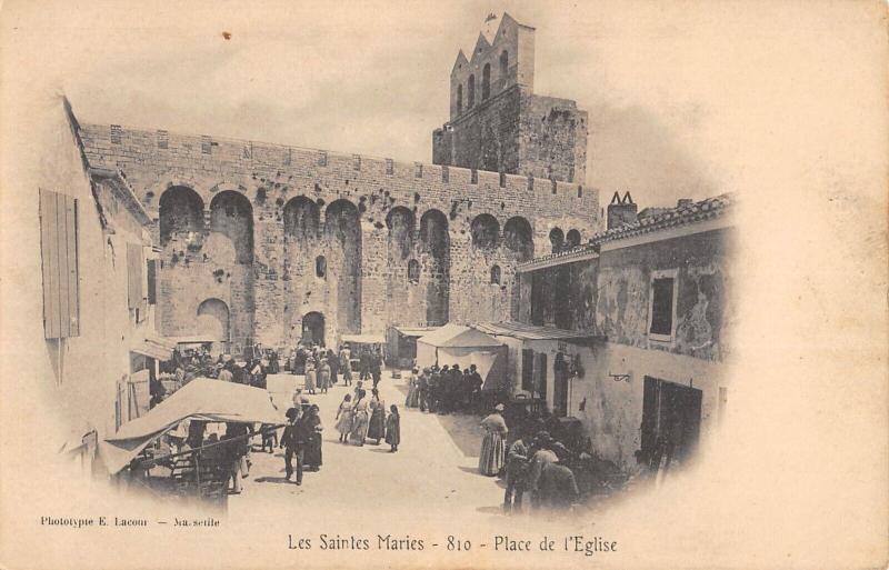 Carte postale ancienne Les Saintes Maries - Place De L'Eglise