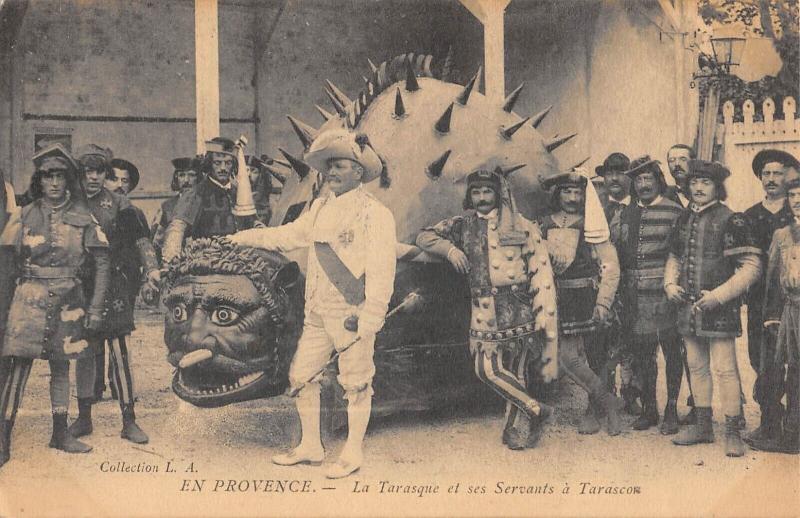 Carte postale ancienne En Provence - La Tarasque Et Ses Servants A Tarascon à Tarascon