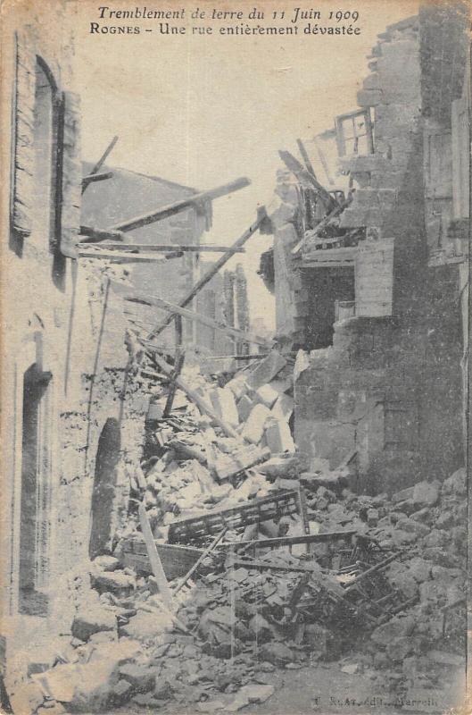 Carte postale ancienne Rognes - Tremblement De Terre 1909 - Une Rue Entierement Devastee à Rognes