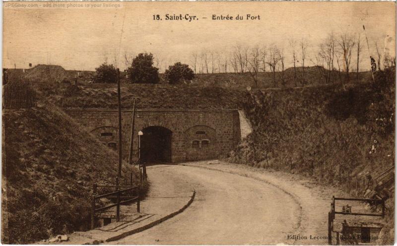 Carte postale ancienne St Cyr l'Ecole entree du Fort