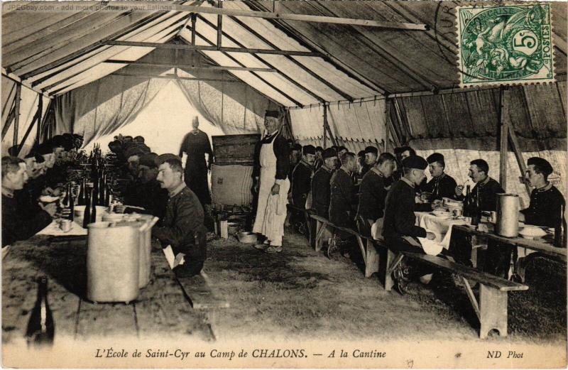 Carte postale ancienne St Cyr l'Ecole Camp Chalons a la cantine
