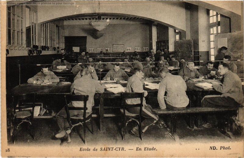 Carte postale ancienne St Cyr l'Ecole Ecole en etude