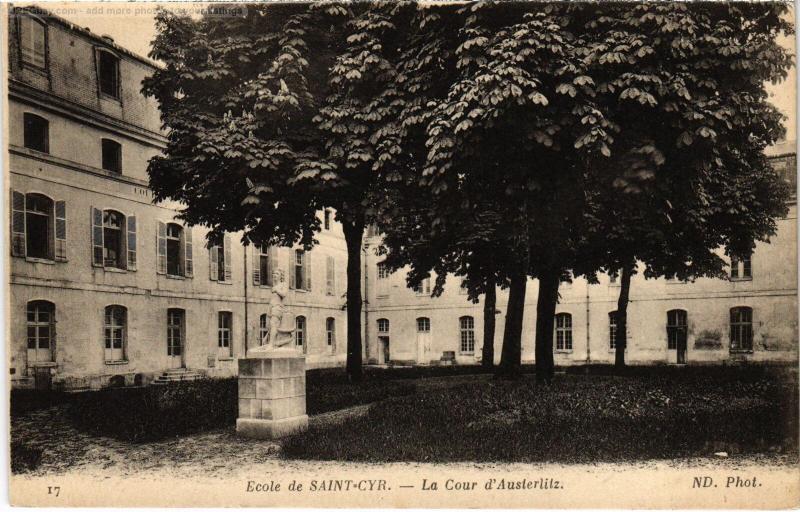 Carte postale ancienne St Cyr l'Ecole Cour d'Austerlitz