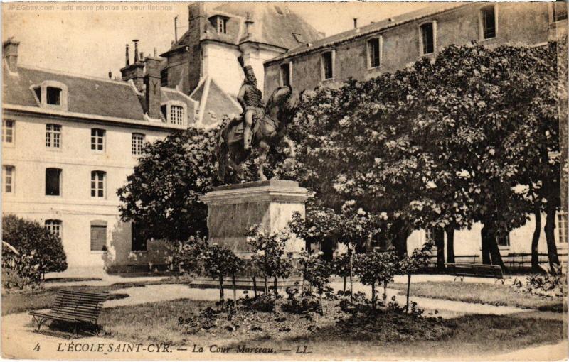 Carte postale ancienne St Cyr l'Ecole Cour Marceau