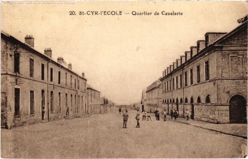 Carte postale ancienne St Cyr l'Ecole Quartie de Cavalerie