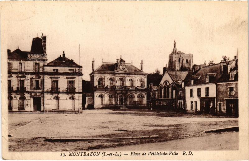 Carte postale ancienne Montbazon Place de l'Hotel de Ville à Montbazon