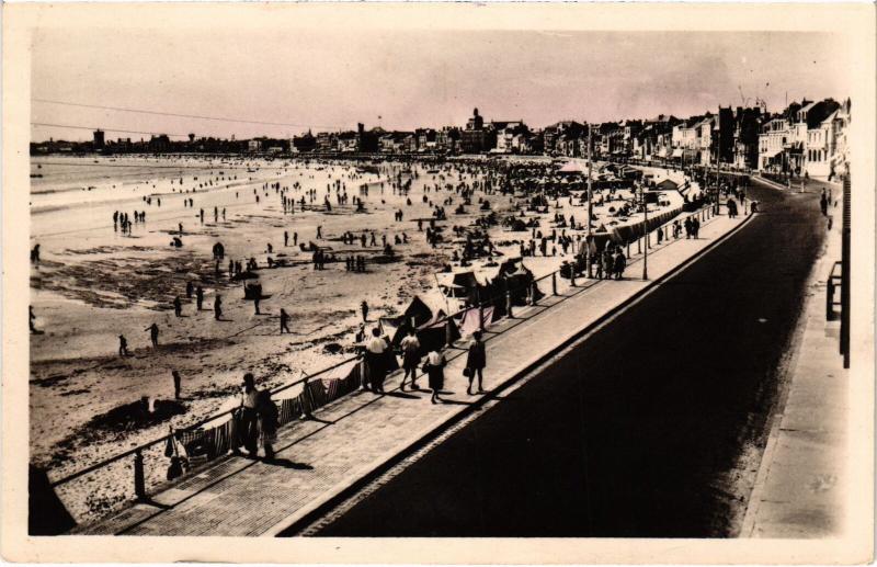 Carte postale ancienne Les Sables d'Olonne la Plage et le Remblai
