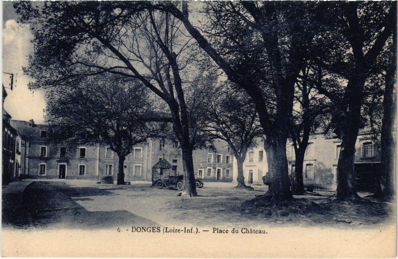 Carte postale ancienne Donges Place du Chateau à Donges