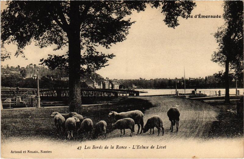 Carte postale ancienne Les Bords de la Rance Ecluse de Livet