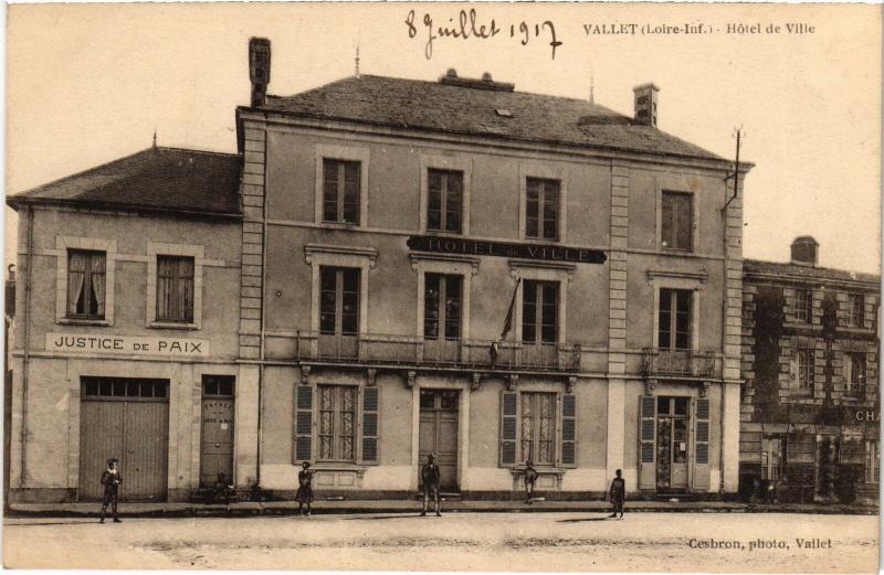 Carte postale ancienne Vallet Hotel de Ville à Vallet