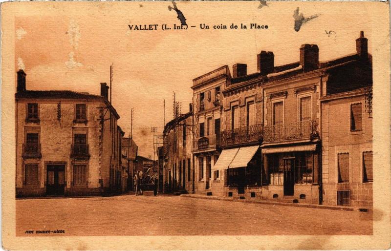 Carte postale ancienne Vallet un coin de la place à Vallet