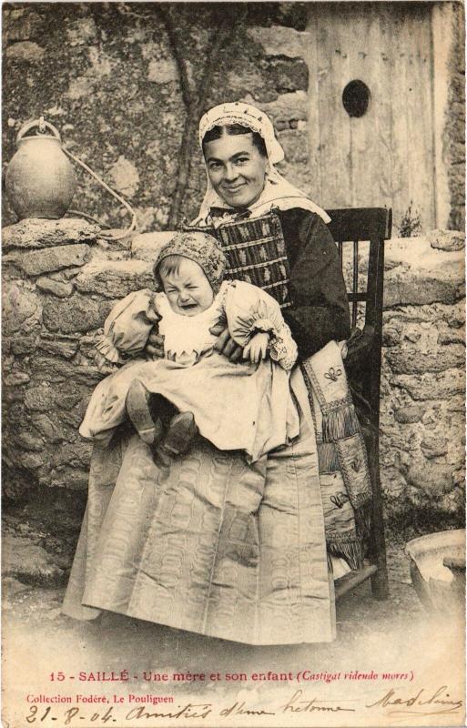 Carte postale ancienne Saille une mere et son enfant