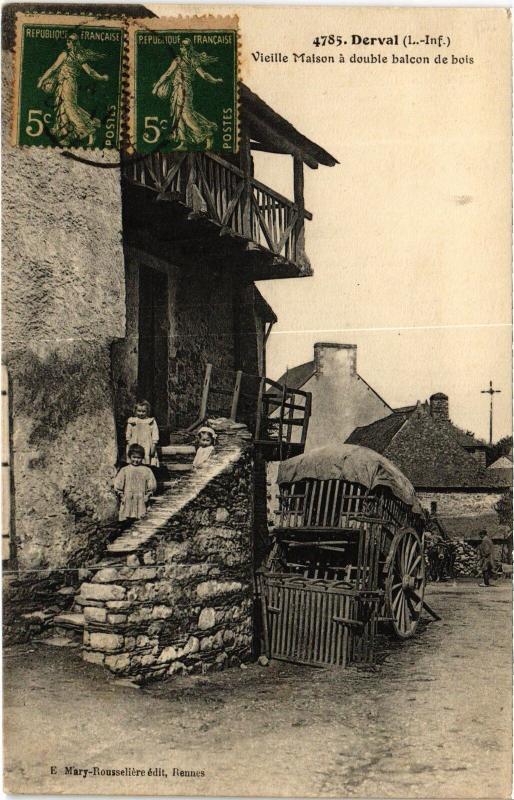 Carte postale ancienne Derval vieille maison a double balcon de bois à Derval