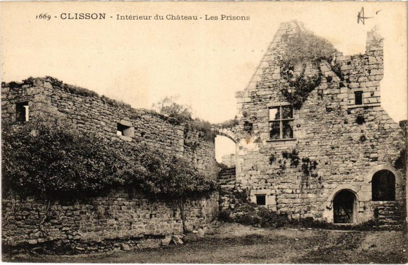 Carte postale ancienne Clisson interieur du chateau les prisons à Clisson