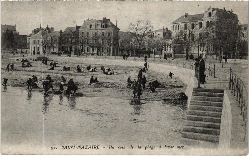 Carte postale ancienne St Nazaire un coin de la plage a basse mer