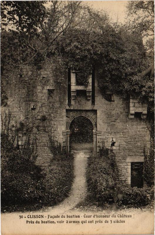 Carte postale ancienne Clisson la porte du chateau à Clisson
