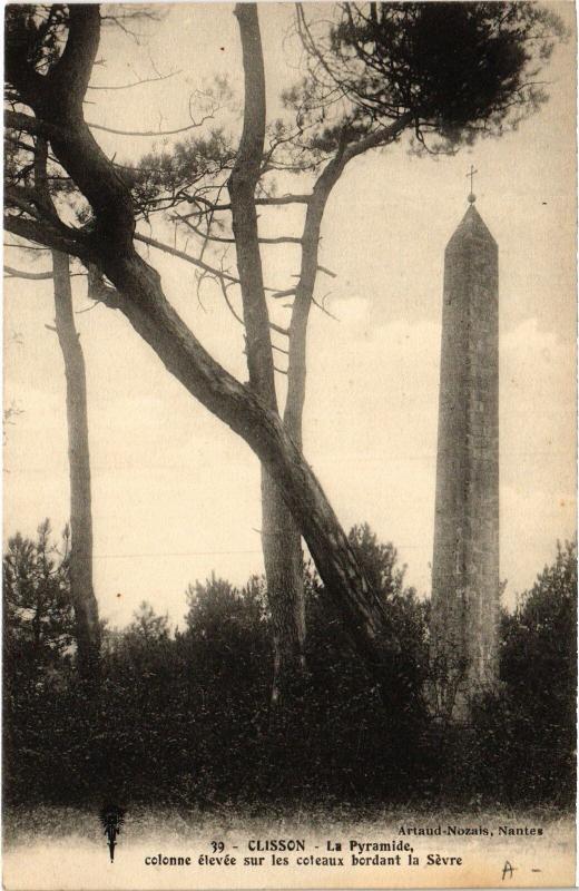 Carte postale ancienne Clisson la pyramide colonne en forme à Clisson
