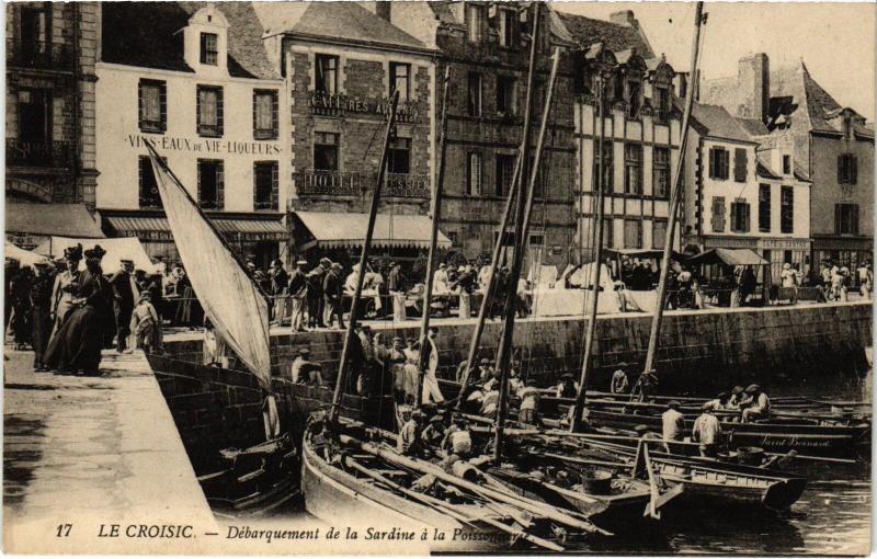 Carte postale ancienne Le Croisic Debarquement de la Sardine au Croisic