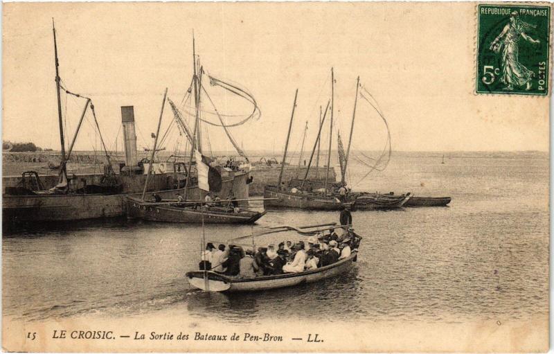 Carte postale ancienne Le Croisic Sortie des Bateaux de Pen Bron au Croisic