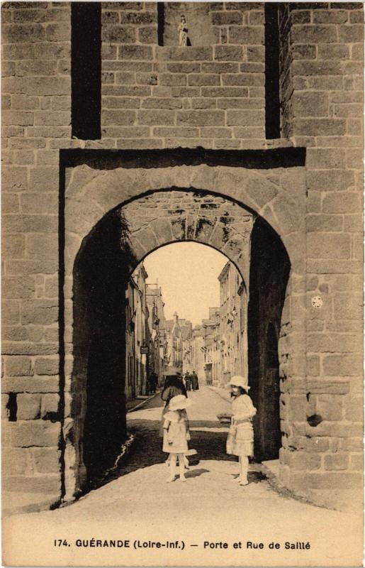 Carte postale ancienne Guerande Porte et Rue de Saille